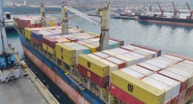 Katar'dan gönderilen konteyner evleri taşıyan gemi, İskenderun Limanı'na geldi
