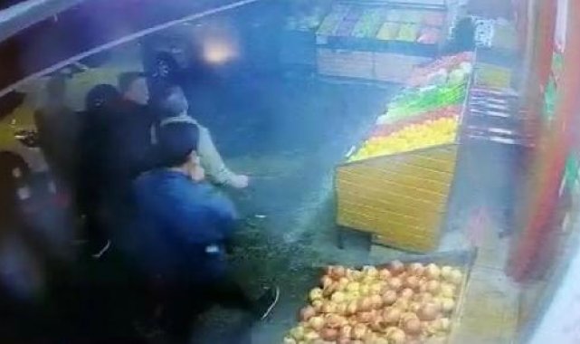 Kavga ettiği arkadaşını sokak ortasında bıçakladı