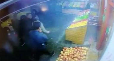 Kavga ettiği arkadaşını sokak ortasında bıçakladı