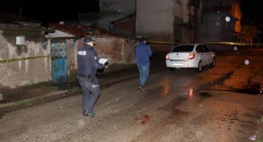 Kavgada tüfekle havaya ateş etmek isterken, yanındaki arkadaşını ağır yaraladı