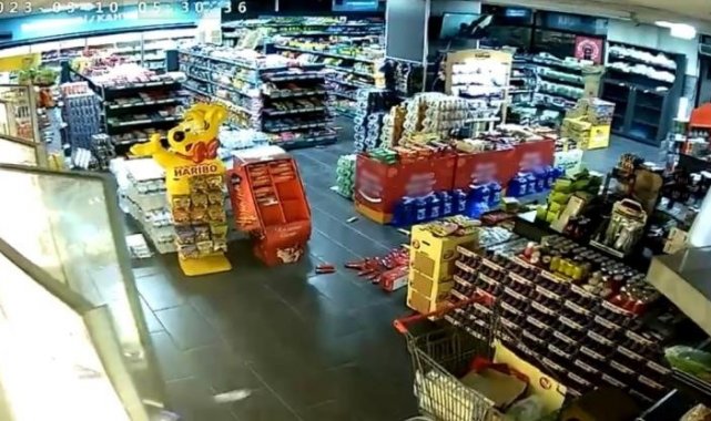 Kayseri'deki deprem kamerada: Raflardaki ürünler yere saçıldı