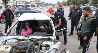 Kazada araçta sıkışan çifti, itfaiye kurtardı