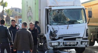 Kazada kamyonette sıkışan yaralı kurtarıldı