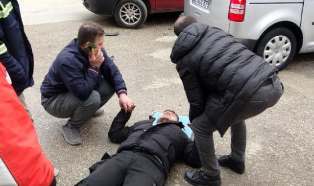 Kazada yaralanan motokuryenin elini, ambulans gelene kadar bırakmadılar