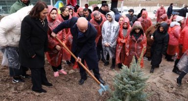 Keçiören'deki 'Deprem Şehitleri Hatıra Ormanı' fidanla buluştu