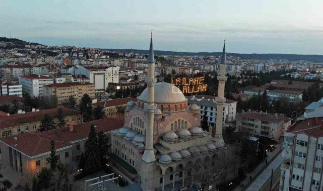 Kelime-i Tevhid'i ilmek ilmek 50 metre yükseğe yazdılar