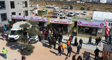 Kendi evi ve iş yeri de yıkılan kuaför Gülsüm'den depremzedelere ücretsiz hizmet