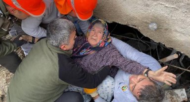 Kendisini enkazdan kurtaran ekiple buluştu, kaybettiği oğlunu anlatırken ağladı