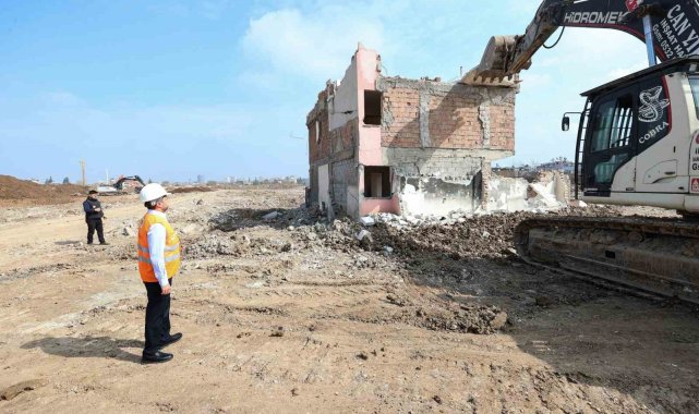 Kentsel dönüşüm alanında son evde yıkıldı, temel çalışması başlatıldı