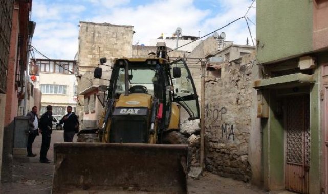 Kilis'te ağır hasarlı binalar yıkılıyor