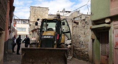 Kilis'te ağır hasarlı binalar yıkılıyor
