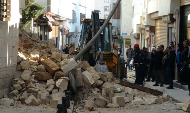 Kilis'te depremde hasar gören caminin duvarı yıkıldı
