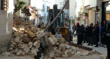 Kilis'te depremde hasar gören caminin duvarı yıkıldı