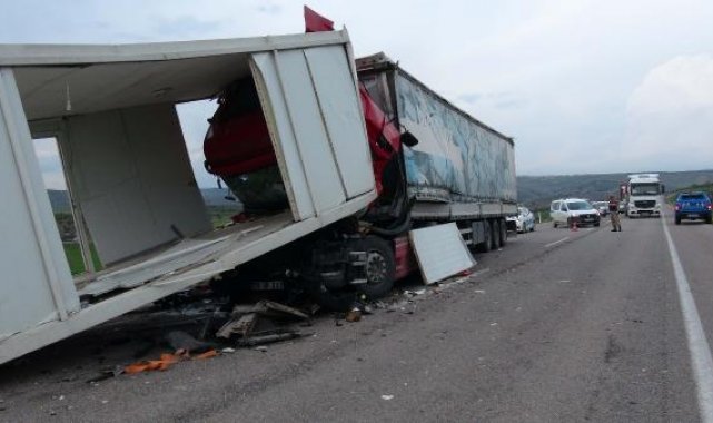 Kilis'te TIR, park halindeki TIR'a çarptı: 3 yaralı