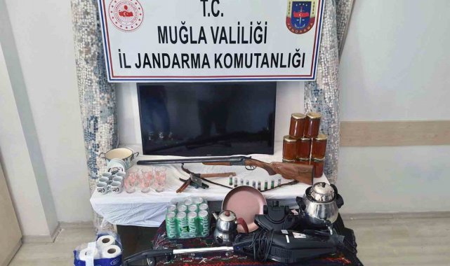 Kiralık araçla hırsızlık yaptılar, tutuklandılar