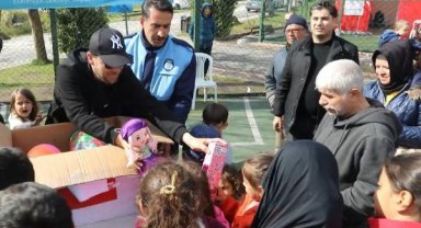 Kırgızistanlı çocukların gönderdiği oyuncaklar Kahramanmaraş'ta depremzede çocuklara dağıtıldı