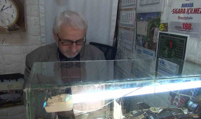 Kırıkkale'de 3 metrekarelik dükkanında yarım asırdır zamanı ayarlıyor