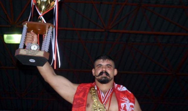 Kırkpınar başpehlivanlığı ve altın kemeri alınan Şimşek, yürütmeyi durdurma kararı aldı