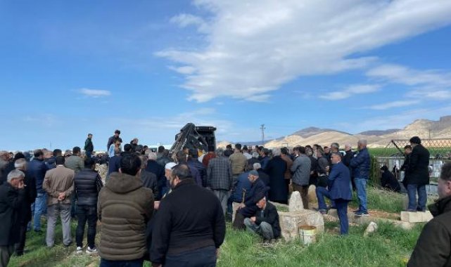 Kırmızı ışıkta beklerken silahlı saldırıda ölen kardeşler defnedildi