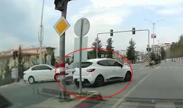 Kırmızı ışıkta geçen sürücü kazaya sebep oldu: O anlar kamerada