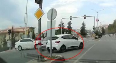 Kırmızı ışıkta geçen sürücü kazaya sebep oldu: O anlar kamerada