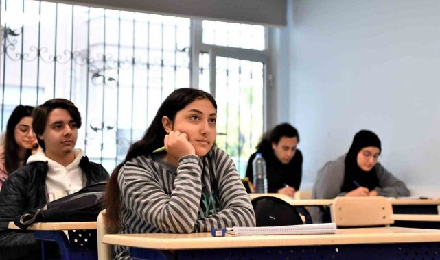 Kitabını bile alamadan gelen depremzede sınavda birinci oldu