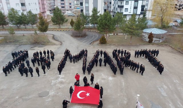 Kız öğrencilerden anlamlı ve duygu dolu '18 Mart' kutlaması