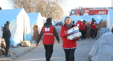 Kızılay'ın gönüllü kadınları, sahada çalışmalarını sürdürüyor