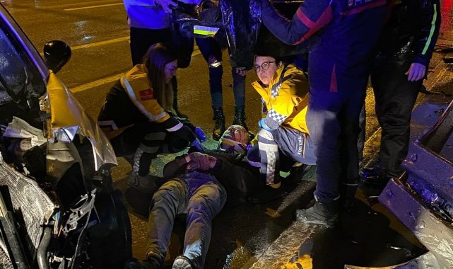 Kocaeli'de kontrolden çıkan otomobil demir bariyerlere çarptı: 3 yaralı