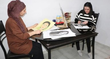 Kol ve bacaklarından sakat kalan Zozan: Resim çizmeye başladıktan sonra parmaklarım açıldı