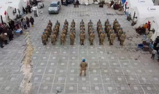 Komandolar, deprem bölgesindeki görevlerini marş okuyarak tamamladı