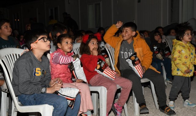 Konteyner kentte yaşayan çocukların çizgi film heyecanı