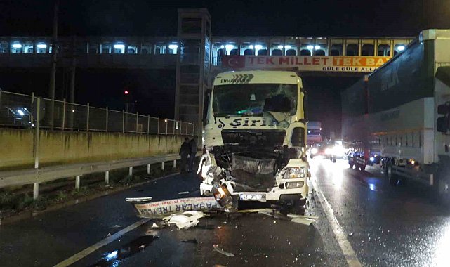 Konteyner yüklü tır, kırmızı ışıkta duran bir tıra çarptı: 1 yaralı