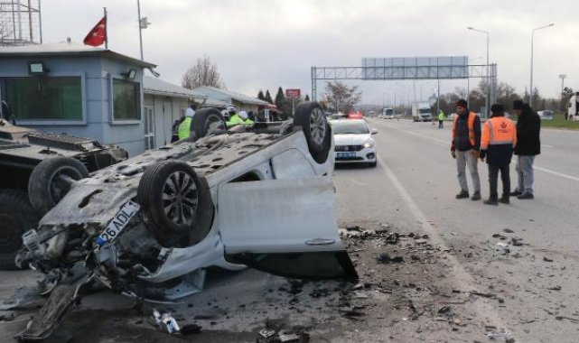 Kontrolden çıkan otomobil trafik uygulama noktasına daldı; 5'i polis, 6 yaralı