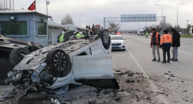 Kontrolden çıkan otomobil trafik uygulama noktasına daldı; 5'i polis, 6 yaralı