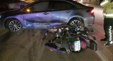 Kontrolsüz şekilde dönüş yapan otomobile çarpan motosikletin sürücüsü ağır yaralandı