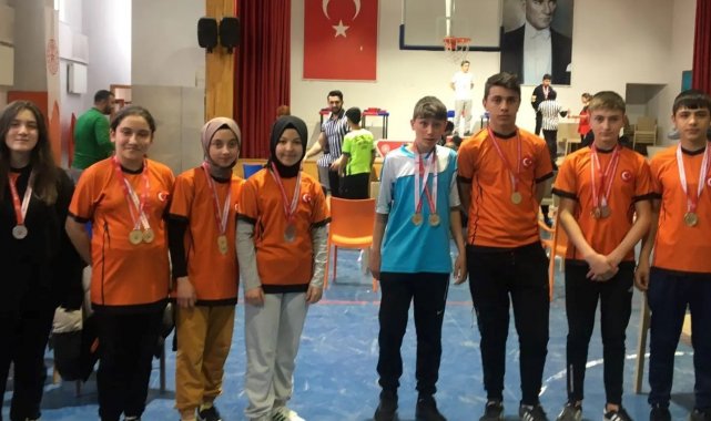 Köprüören Tek Termik Ortaokulu bilek güreşinde 10 altın, 4 gümüş, 2 bronz madalya kazandı