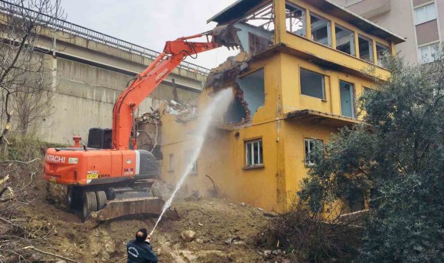 Körfez'de metruk bina yıkıldı