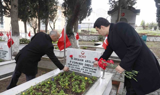 Körfez'de şehit mezarlarına karanfil bırakıldı