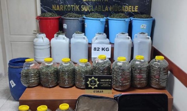 Kova ve bidonlardan 82 kilo uyuşturucu çıktı