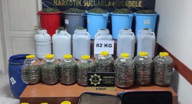 Kova ve bidonlardan 82 kilo uyuşturucu çıktı