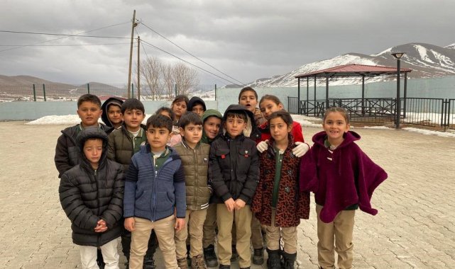 Köy okulunun minikleri Milli Eğitim Müdürüne seslendiler: "Rahmi amca bize sucuk, ekmek gönderir misin?"