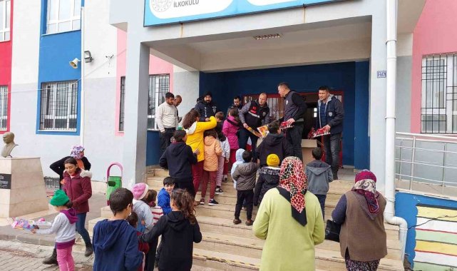 Köyceğiz polisi Kahramanmaraş'taki çocuklara hediye dağıttı