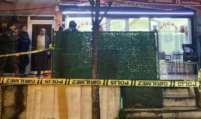 Küçükçekmece'de müşteri, tartıştığı kıraathane sahibini başından silahla vurarak, ağır yaraladı