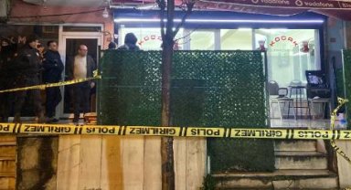 Küçükçekmece'de müşteri, tartıştığı kıraathane sahibini başından silahla vurarak, ağır yaraladı