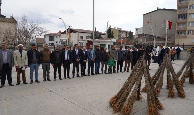 Kulp'ta, ipekböceği üreticilerine 10 bin adet dut fidanı dağıtıldı