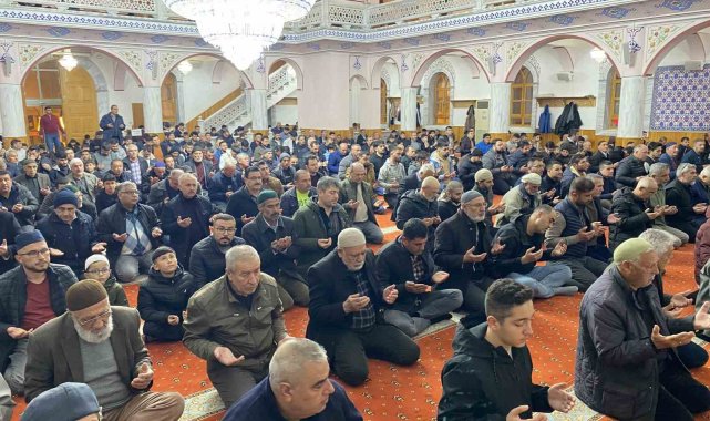 Kulu'da Berat Kandil'inde vatandaşlar camileri doldurdu