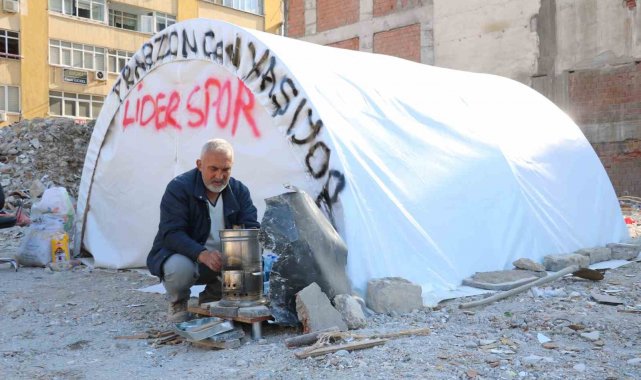 Kurduğu çadırla farkındalık oluşturmaya çalıştı