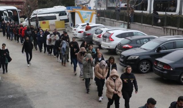 Kurdukları sitelerle, araç sigortası yaptırmak isteyen 1288 kişiyi 5 milyon lira dolandırmışlar