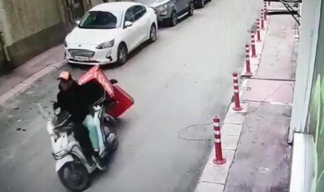 Kurye, motosikletini çalan hırsızı üzerine atlayıp yakaladı; o anlar kamerada